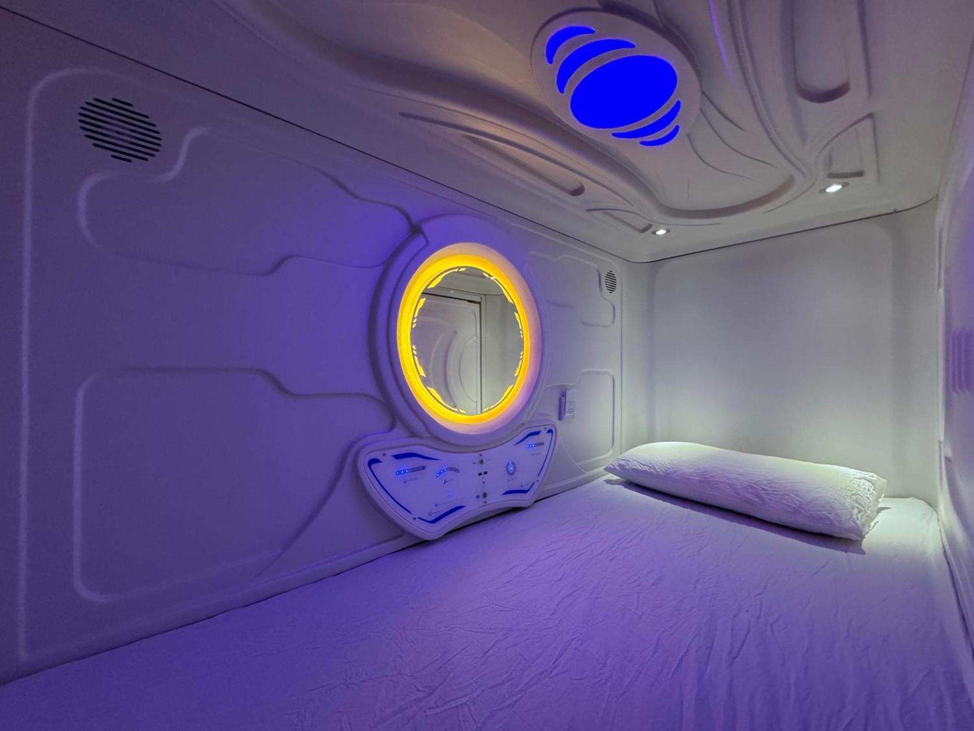 Hostel Space Capsule Madrid Exterior foto