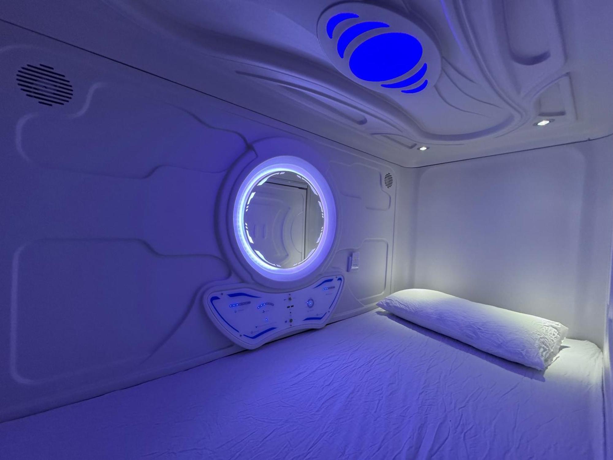 Hostel Space Capsule Madrid Exterior foto
